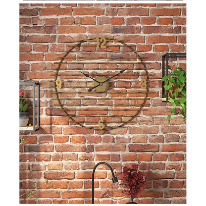 Wanduhr aus goldenem Metall