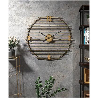 Wanduhr aus goldenem Metall