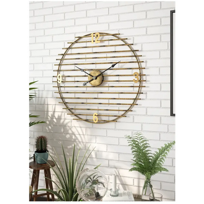 Wanduhr aus goldenem Metall