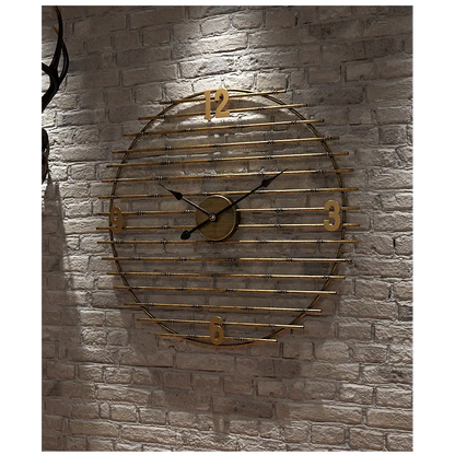 Wanduhr aus goldenem Metall