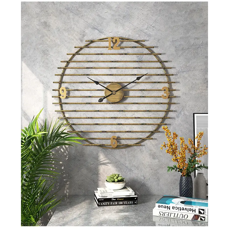 Wanduhr aus goldenem Metall