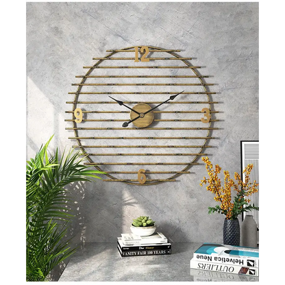 Wanduhr aus goldenem Metall