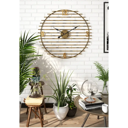 Wanduhr aus goldenem Metall