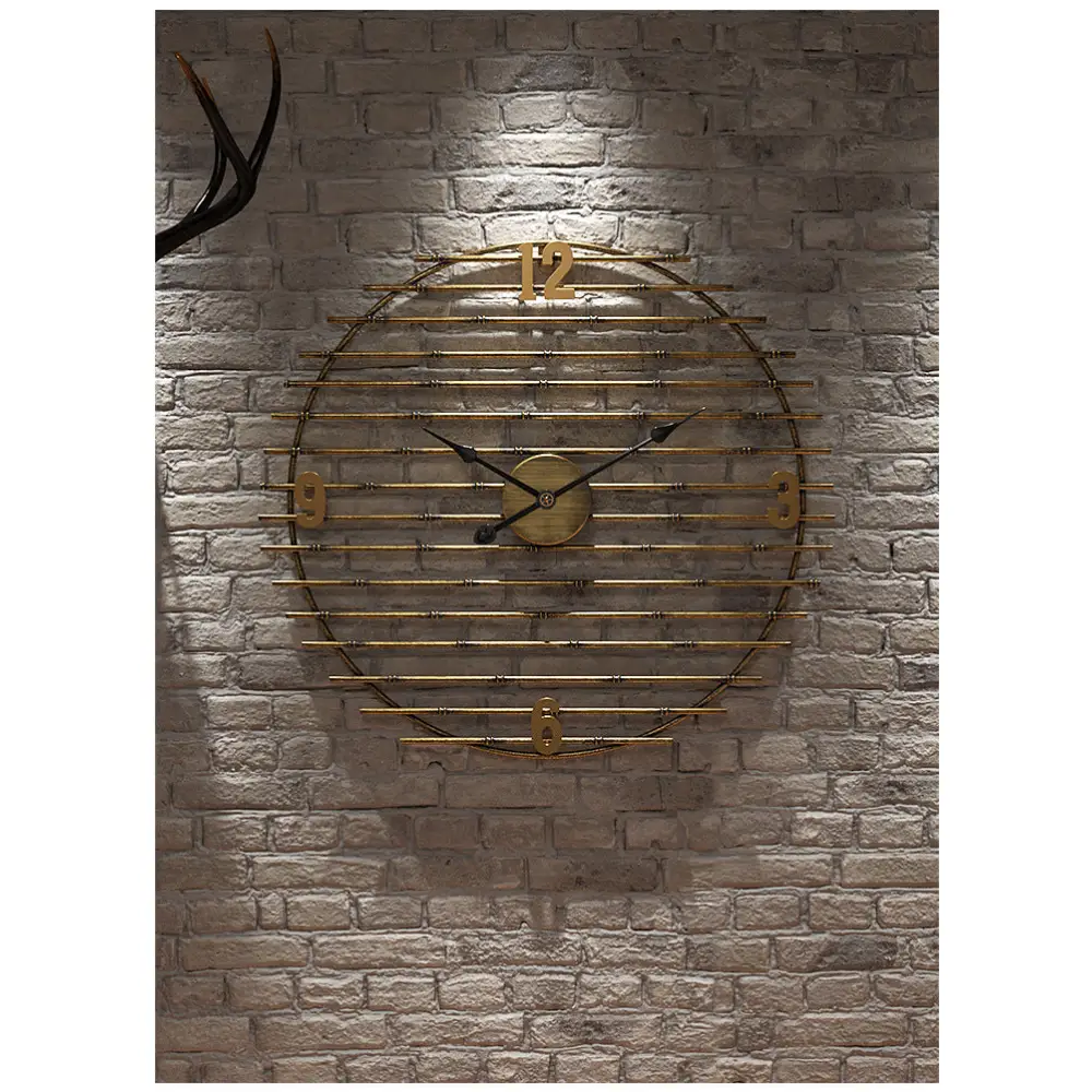 Wanduhr aus goldenem Metall