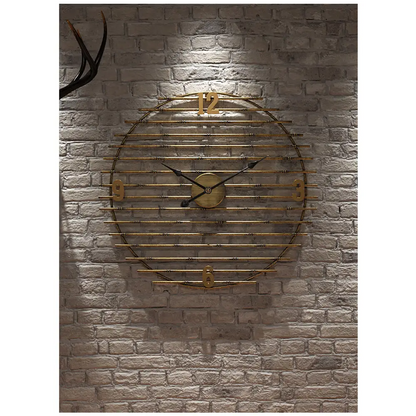 Wanduhr aus goldenem Metall