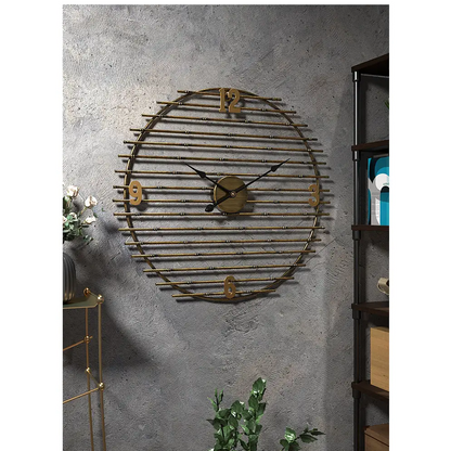 Wanduhr aus goldenem Metall