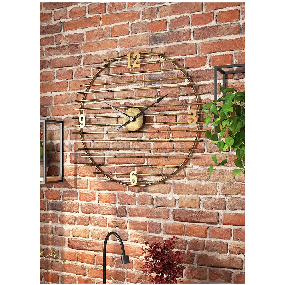 Wanduhr aus goldenem Metall
