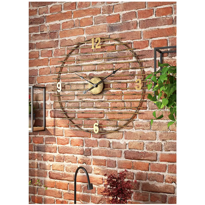 Wanduhr aus goldenem Metall