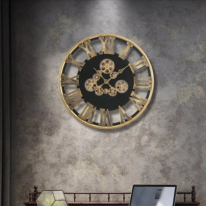 Wanduhr mit goldenem drehendem Zahnrad