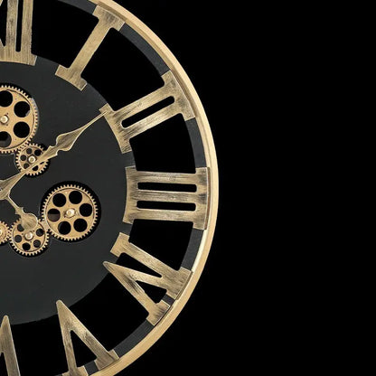 Wanduhr mit goldenem drehendem Zahnrad