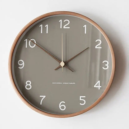 Wanduhr aus massivem nordischem Holz