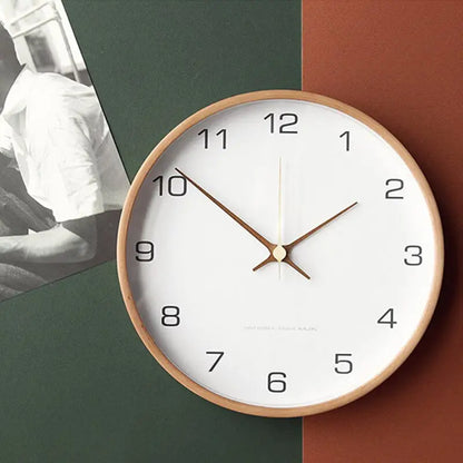 Wanduhr aus massivem nordischem Holz