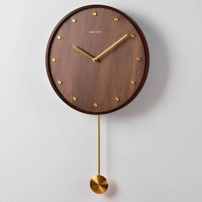 Moderne Wanduhr mit Pendel