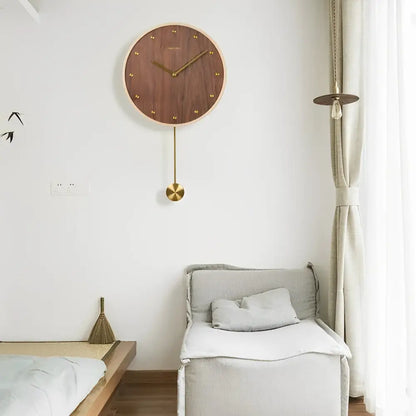 Moderne Wanduhr mit Pendel